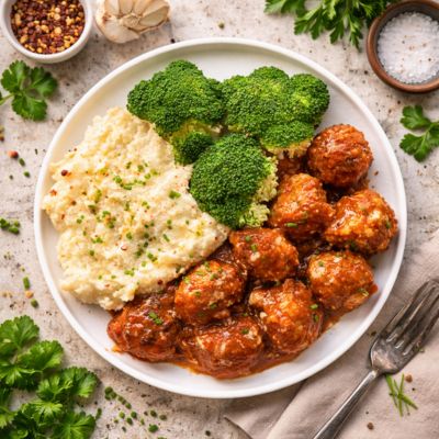 Fitness kjøttboller med brokkoli, tomatsaus og blomkålmos